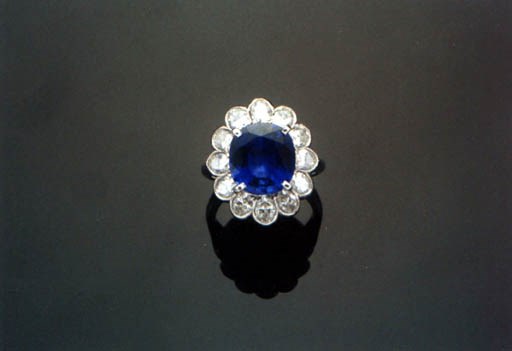 A SAPPHIRE AND DIAMOND RING