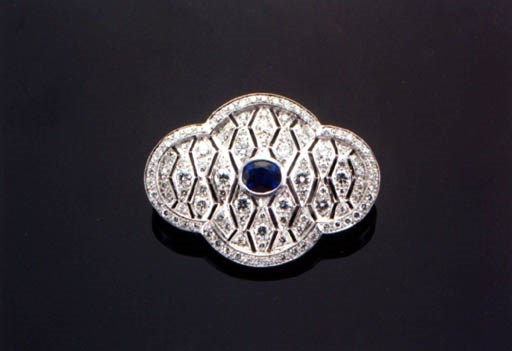 A SAPPHIRE AND DIAMOND PENDANT/BROOCH