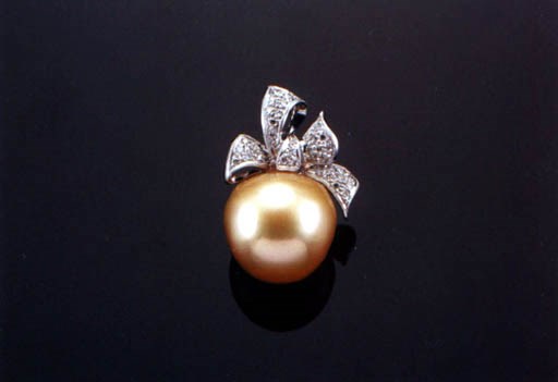 A GOLDEN CULTURED PEARL AND DIAMOND PENDANT