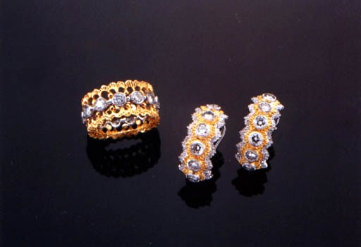 A DIAMOND AND BICOLOURED GOLD RING AND A PAIR OF EARRINGS