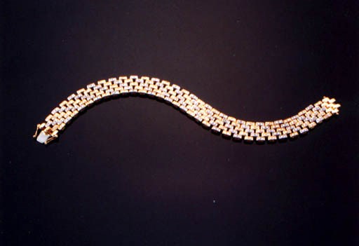 A DIAMOND AND BICOLOURED GOLD BRACELET