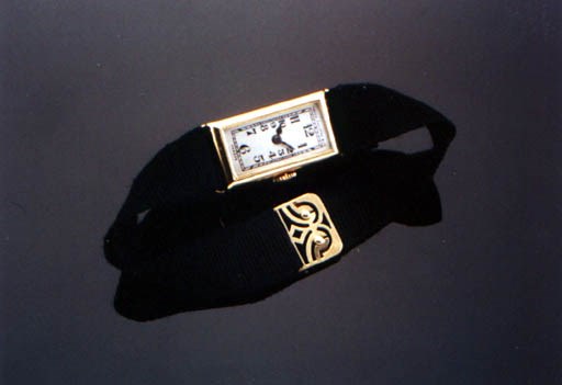 A LADY'S 14K GOLD RECTANGULAR WRISTWATCH, BY PATEK PHILIPPE