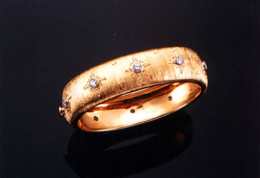 A DIAMOND AND 18K GOLD BANGLE