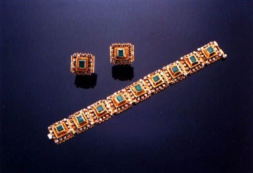 A SET OF EMERALD AND DIAMOND JEWELLERY