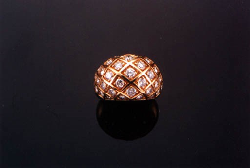 A DIAMOND AND 18K GOLD RING