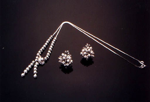 A SET OF DIAMOND JEWELLERY