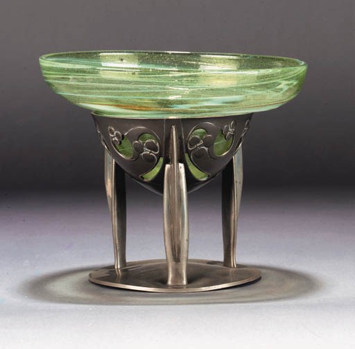 A LIBERTY TUDRIC PEWTER BOWL WITH JAMES COUPER & SONS CLUTHA GLASS LINING
DESIGNED BY ARCHIBALD KNOX, CIRCA 1902-1905