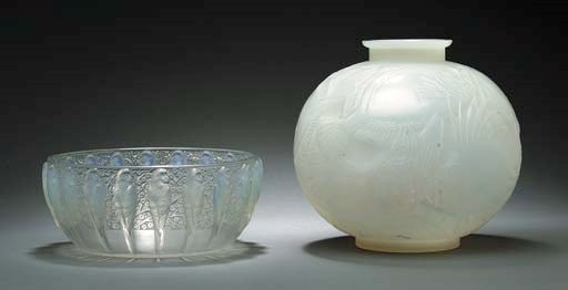 'PERRUCHES', AN OPALESCENT AND FROSTED GLASS BOWL