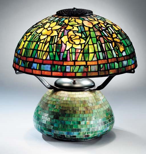 A 'DAFFODIL' LEADED GLASS, BRONZE AND MOSAIC TABLE LAMP