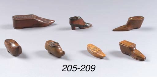 Two chinese boxwood 'snuff' shoes