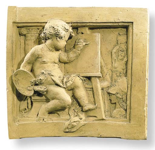 RELIEF EN TERRE CUITE REPRESENTANT UN PUTTO ASSIS, PROBABLEMENT L'ALLEGORIE DE LA PEINTURE