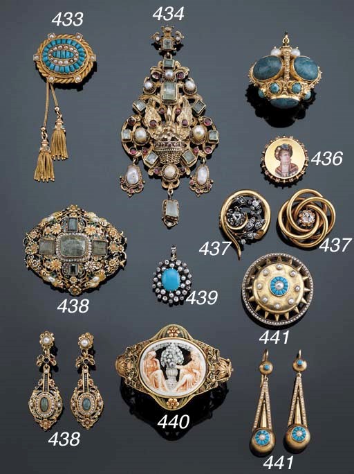 A NEO-RENAISSANCE SILVERGILT ENAMEL PEARL AND EMERALD BROOCH AND MATCHING EARPENDANTS