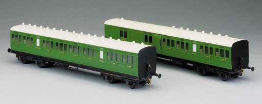 Two Gauge 1 two-rail electric models of the Southern Railway four-axle Bogie non-corridor Passenger Coaches,