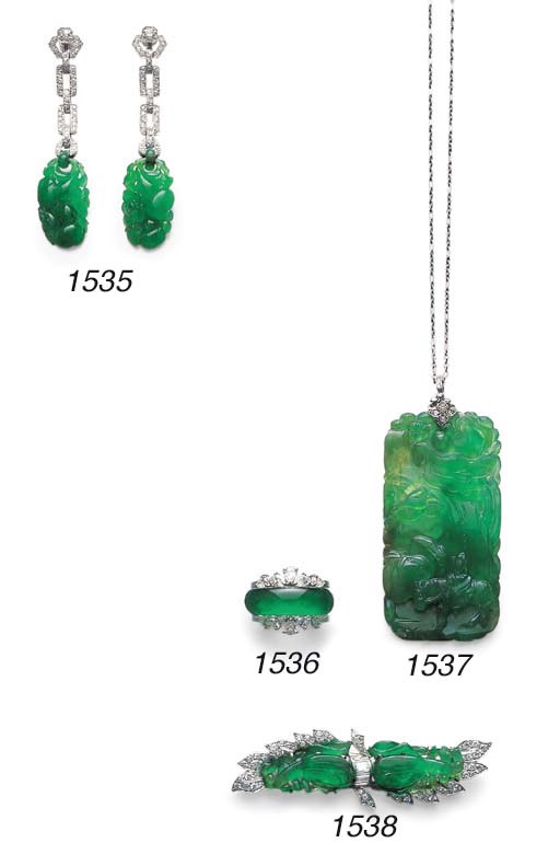 AN ELEGANT JADEITE AND DIAMOND BROOCH