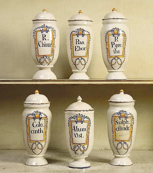 SERIE DE SIX POTS A PHARMACIE ET COUVERCLES EN FAIENCE ITALIENNE (BASSANO)