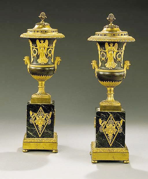 PAIRE DE VASES COUVERTS D'EPOQUE CONSULAT