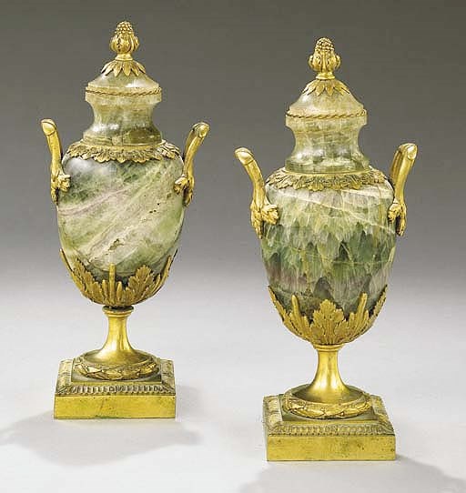 PAIRE DE VASES D'ORNEMENT D'EPOQUE LOUIS XVI