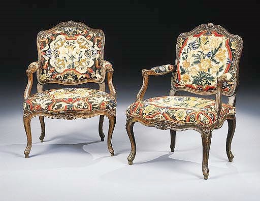 PAIRE DE FAUTEUILS A LA REINE D'EPOQUE LOUIS XV
