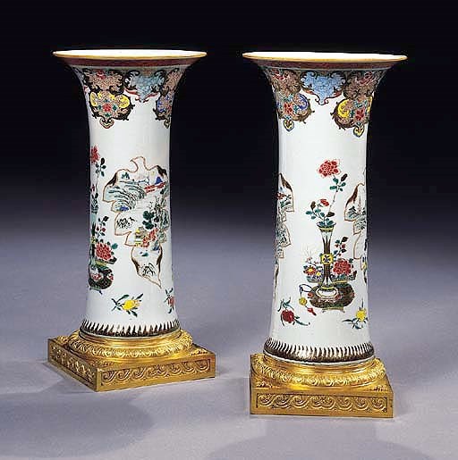 PAIRE DE VASES CORNETS D'EPOQUE QUIANLONG