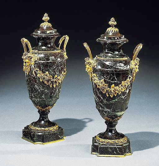 PAIRE DE VASES DE STYLE LOUIS XVI