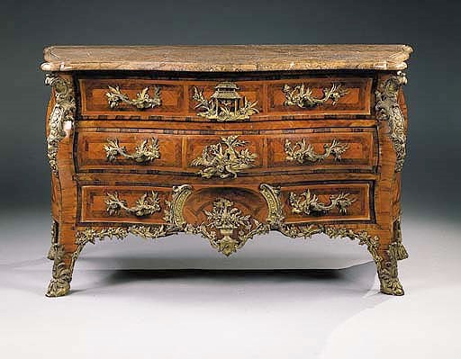 COMMODE EN TOMBEAU DU DEBUT DE L'EPOQUE LOUIS XV
