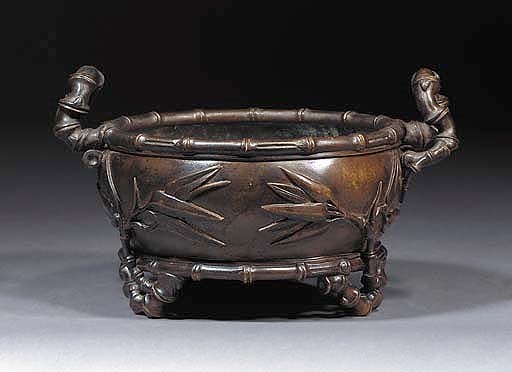 A bronze tripod censer
17/18th century