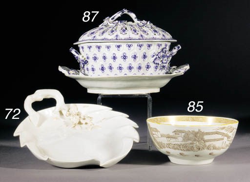 A Caughley blue and white quatrefoil chestnut basket, cover and stand