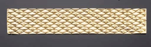A GOLD RETRO BRACELET