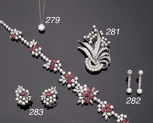 A PAIR OF DIAMOND EAR PENDANTS