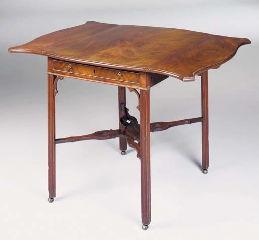 AN EARLY GEORGE III MAHOGANY PEMBROKE TABLE