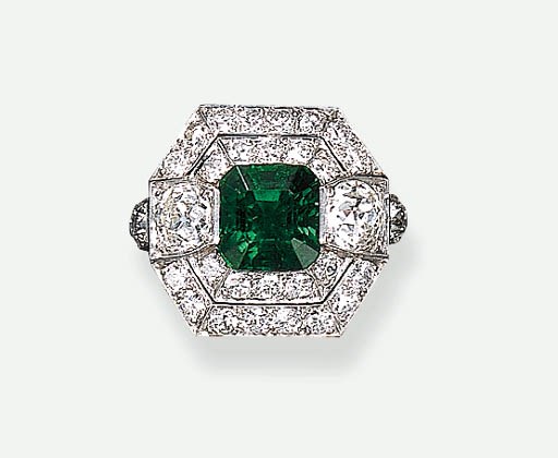 AN ART DECO EMERALD AND DIAMOND RING