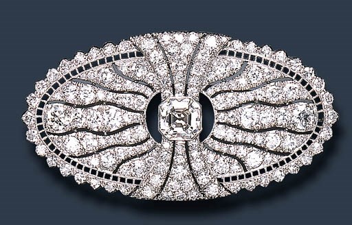 AN ATTRACTIVE BELLE EPOQUE DIAMOND BROOCH