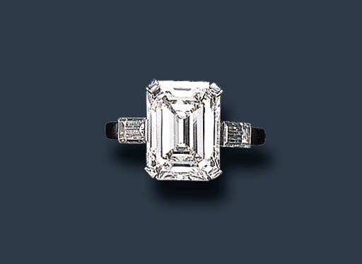 A SINGLE-STONE DIAMOND RING