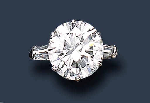 A SINGLE-STONE DIAMOND RING