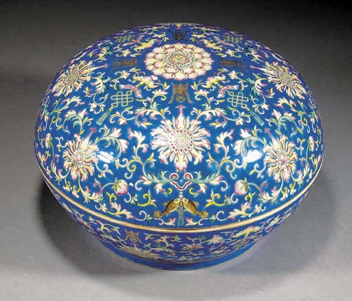 A large famille rose circular box and domed cover
19th century