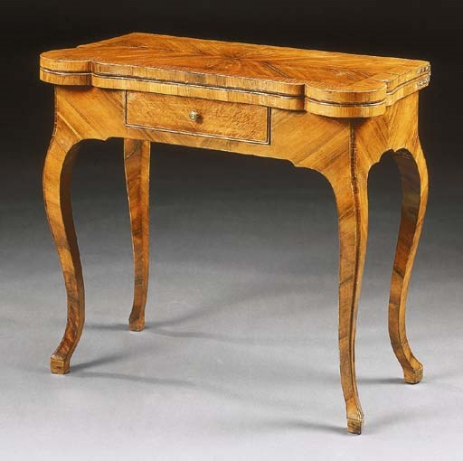 TAVOLINO DA GIOCO IN PALISSANDRO, SECOLO XVIII,
