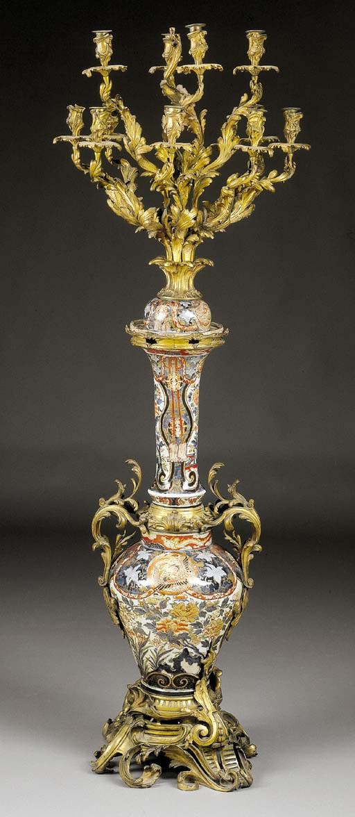 COPPIA DI CANDELIERI A TREDICI LUCI IN PORCELLANA DECORATA IN POLICROMIA, SECOLO XVIII, MONTATI IN BRONZO DORATO, SECOLO XIX