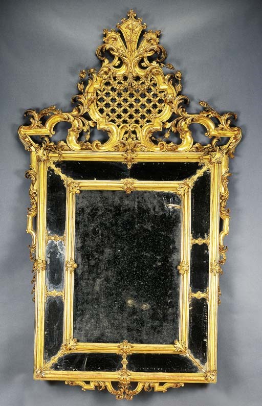 SPECCHIERA IN LEGNO INTAGLIATO E DORATO, PIEMONTE, PRIMA METÀ SECOLO XVIII,