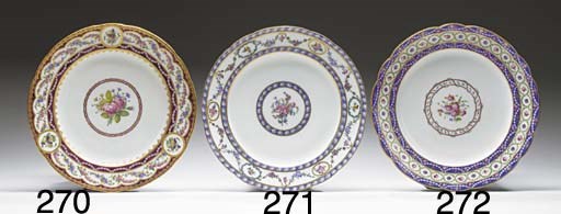 ASSIETTE UNIE EN PORCELAINE DE SEVRES DU XVIIIème SIECLE