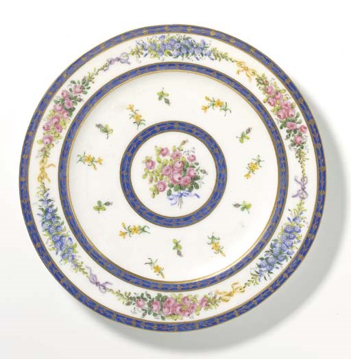 ASSIETTE UNIE EN PORCELAINE DE SEVRES DU XVIIIème SIECLE
