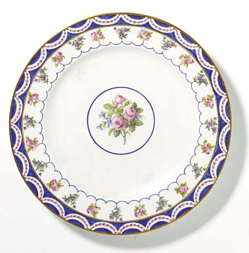 ASSIETTE UNIE EN PORCELAINE DE SEVRES DU XVIIIème SIECLE