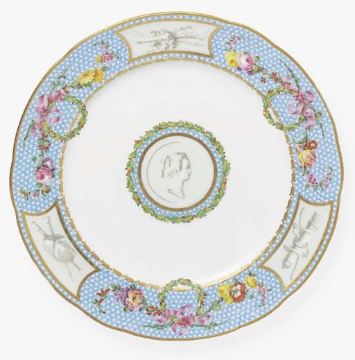 ASSIETTE UNIE EN PORCELAINE DE SEVRES DU XVIIIème SIECLE