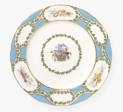 ASSIETTE UNIE EN PORCELAINE DE SEVRES DU XVIIIème SIECLE