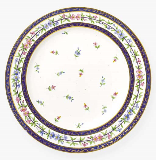 ASSIETTE UNIE EN PORCELAINE DE SEVRES DU XVIIIème SIECLE