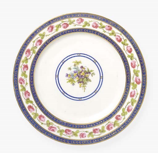 ASSIETTE UNIE EN PORCELAINE DE SEVRES DU XVIIIème SIECLE
