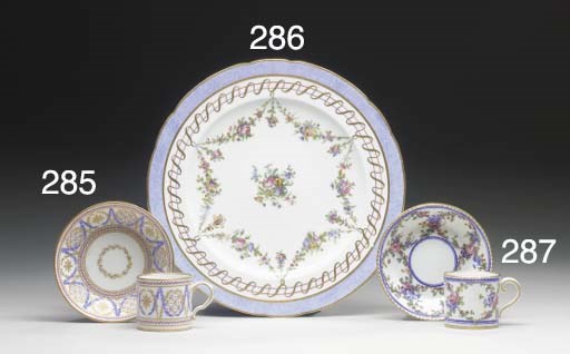 GOBELET LITRON (4ème GRANDEUR) ET SA SOUCOUPE EN PORCELAINE DE SEVRES DU XVIIIème SIECLE