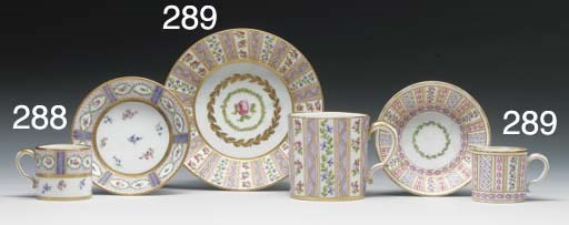GOBELET LITRON (1ère GRANDEUR) ET SA SOUCOUPE EN PORCELAINE DE SEVRES DU XVIIIème SIECLE