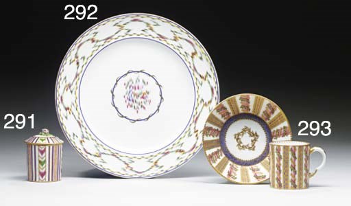 POT A FARD ET SON COUVERCLE EN PORCELAINE DE SEVRES DU XVIIIème SIECLE