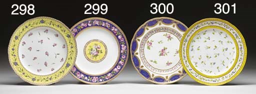 ASSIETTE UNIE EN PORCELAINE DE SEVRES DU XVIIIème SIECLE