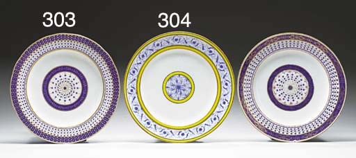 ASSIETTE UNIE EN PORCELAINE DE SEVRES DU XVIIIème SIECLE